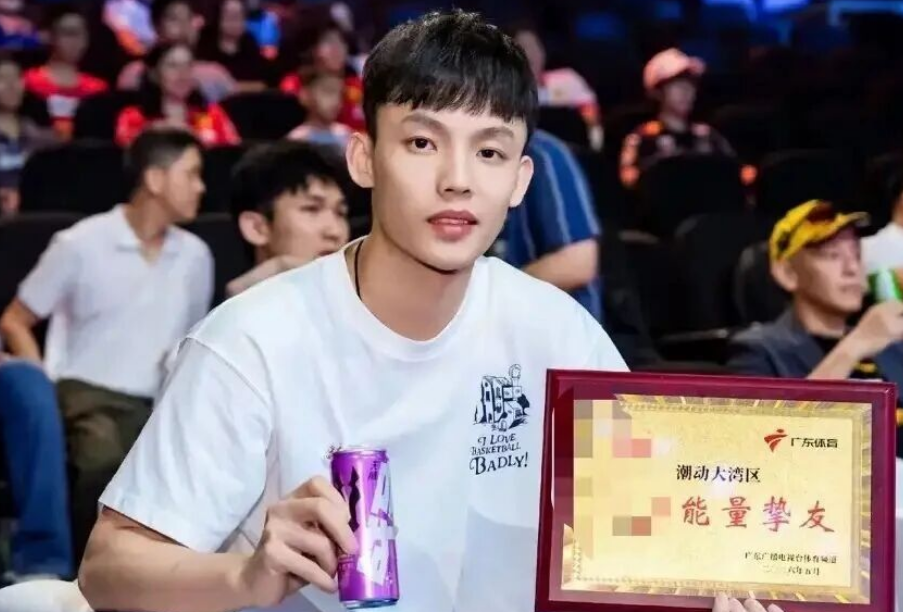 世界杯官方直播客户端-广东男篮最新动态！徐杰获得新身份，杜锋深夜发声，崔永熙胡明轩参加热身赛，王洪泽出国特训